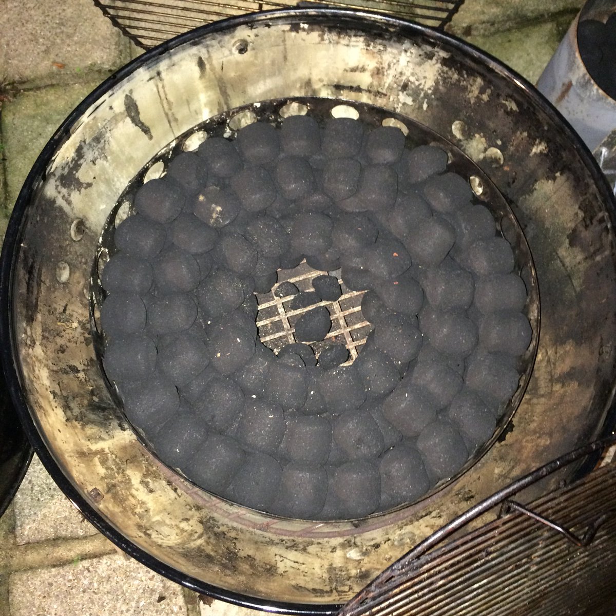ChrisABBQ's tweet photo. @Bigkproducts #perfectprep - who doesn't love a bit of OCD briquette placement! https://t.co/EuFdulIhGE