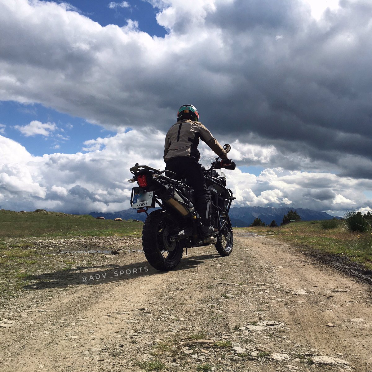 PereAdvSports's tweet photo. ⛅️Even if bad weather approaches here we are riding a motorcycle !!
@adv_sports .
.
.
.
.
#WLFEnduro #Adv_Sports
 #roadsupertravel #conoadvteam 
#RevitAdventure #BridgestoneMoto #Adventurebikeriders #triumphtiger #2wheels_offroad  #ilovemyshoei #atrochaland #makeliferide https://t.co/AKCZHcoakP