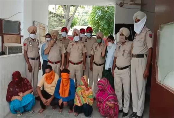 punjabkesari's tweet photo. पुलिस ने देह व्यापार का अड्डा किया बेनकाब, पति-पत्नी घर पर ही चला रहे थे धंधा, ऐसे सामने आया सच
https://t.co/oje3bkQNZ1

#Police #expose #bodytrade #husband #wife #business #Punjab #LatestHindiNews #PunjabHindiNews #HindiNews https://t.co/G1YM7cQtmv