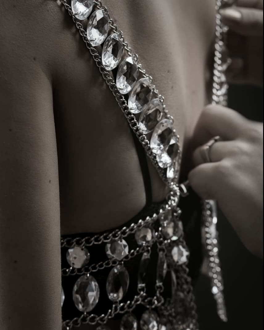 StyleTarot's tweet image. 《HANDMADE JEWELRY》Hoy elegimos el Top Lady ✨ piezas únicas que enamoran 😍 
Los detalles son los que marcan la diferencia y esta técnica de engarses con gemas swarovski son todo 🖤💎
 Shop Online ~ Link en bio ~
#swarovski  #handmadejewelry #instajewelry #fashionglam #love