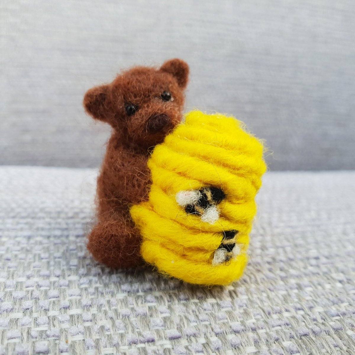 RockingFelter's tweet photo. This cute little Bear has got himself into a bit of a sticky situation! 😊🍯❤ https://t.co/Jcoryw5S4T #bears #beehive #bees #etsy #firsttmaster https://t.co/dKcuddwZ5d