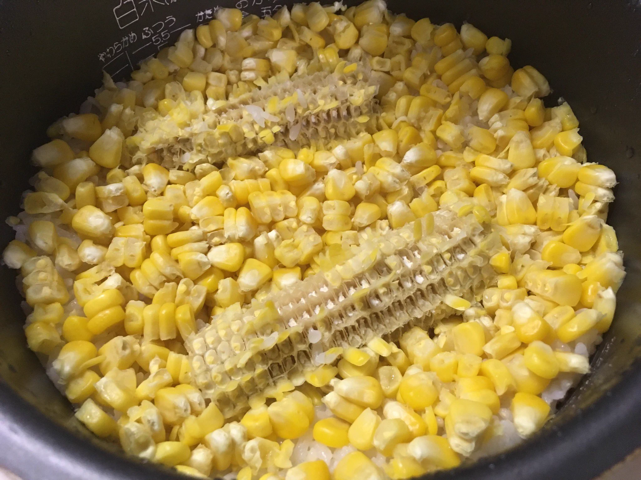 @matsuokujyaku 普通に作っても簡単よ。とうきびごはんをバター醤油焼きおにぎり🍙にすると優勝🌽 