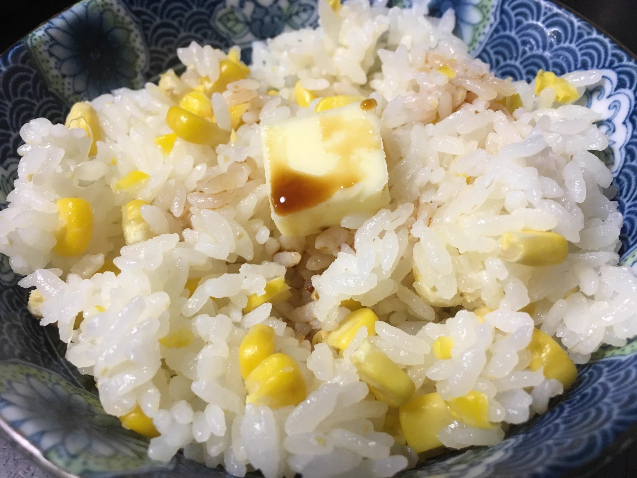 @matsuokujyaku 普通に作っても簡単よ。とうきびごはんをバター醤油焼きおにぎり🍙にすると優勝🌽 