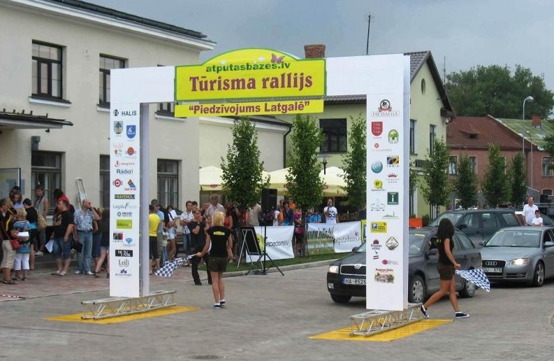 TRallijs's tweet photo. Pirmajā Latgales rallijā viesu mājās „Rudzupuķes” gan stūmām ķerru, gan šāvām ar kaķeni   https://t.co/3uSfObOAzj https://t.co/CV2GmFTale