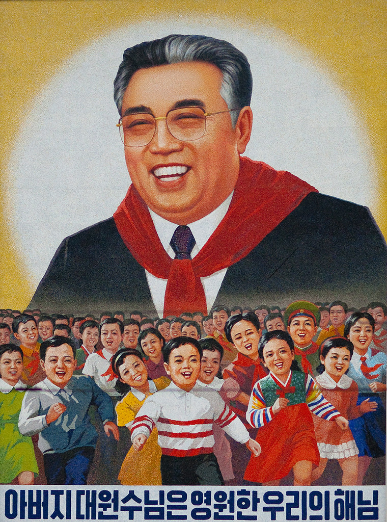 8/ Et puis tout le monde sait que la seule vraie Corée c'est celle du Camarade Kim Il-Sung. Regardez comme les enfants sont heureux: