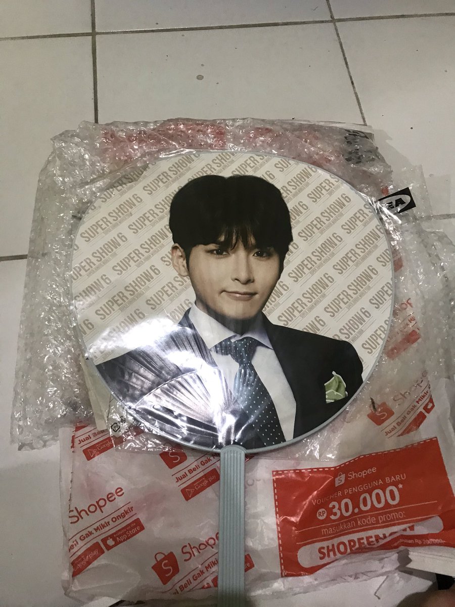 Fwyn_'s tweet photo. Pulang kerja disambut hadiah GA dari @RyeosomniaINDO Makasih kipas gantengnya 🥰 https://t.co/ymTN3e03Tb