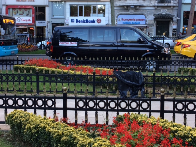 Ben olsam Kuantum Seyahat firmasıyla yolculuk etmezdim. 
Nereye varacağınız belirsiz.

Fotoğraf: Haluk Beker