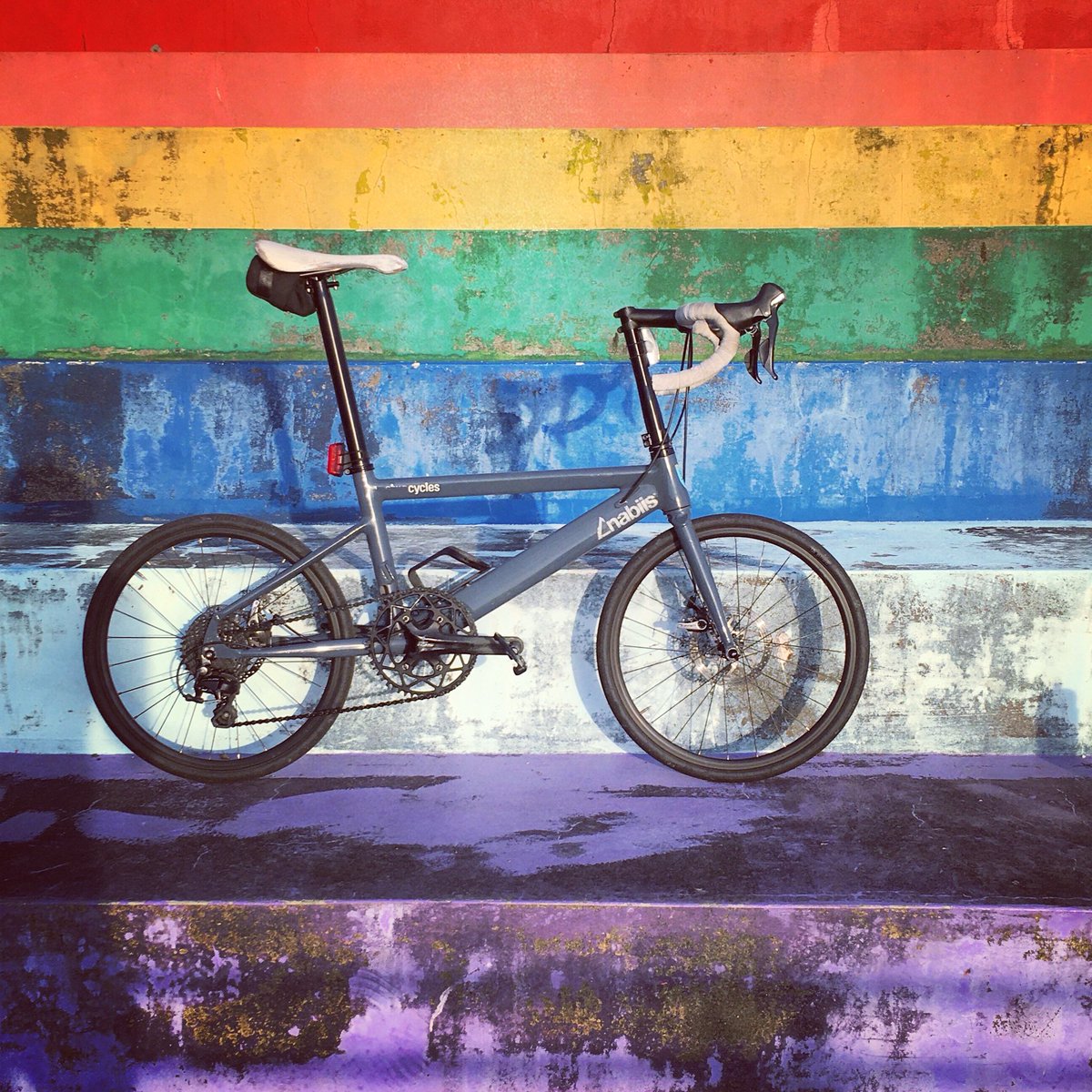 stijncycles's tweet photo. #rainbowwall #wallpainting
#stayhuman #staygay
#虹 #stravacycling
・
#ethirteencomponents
#フロントシングル
#shimano105
#451wheel #racebike #roadcycling #minivelo #smallwheels #ディスクロード #小径車ロード #ミニベロロード
#ステインサイクルズ
#stijncycles #stijncycles_peg https://t.co/mdCXVtHQzk