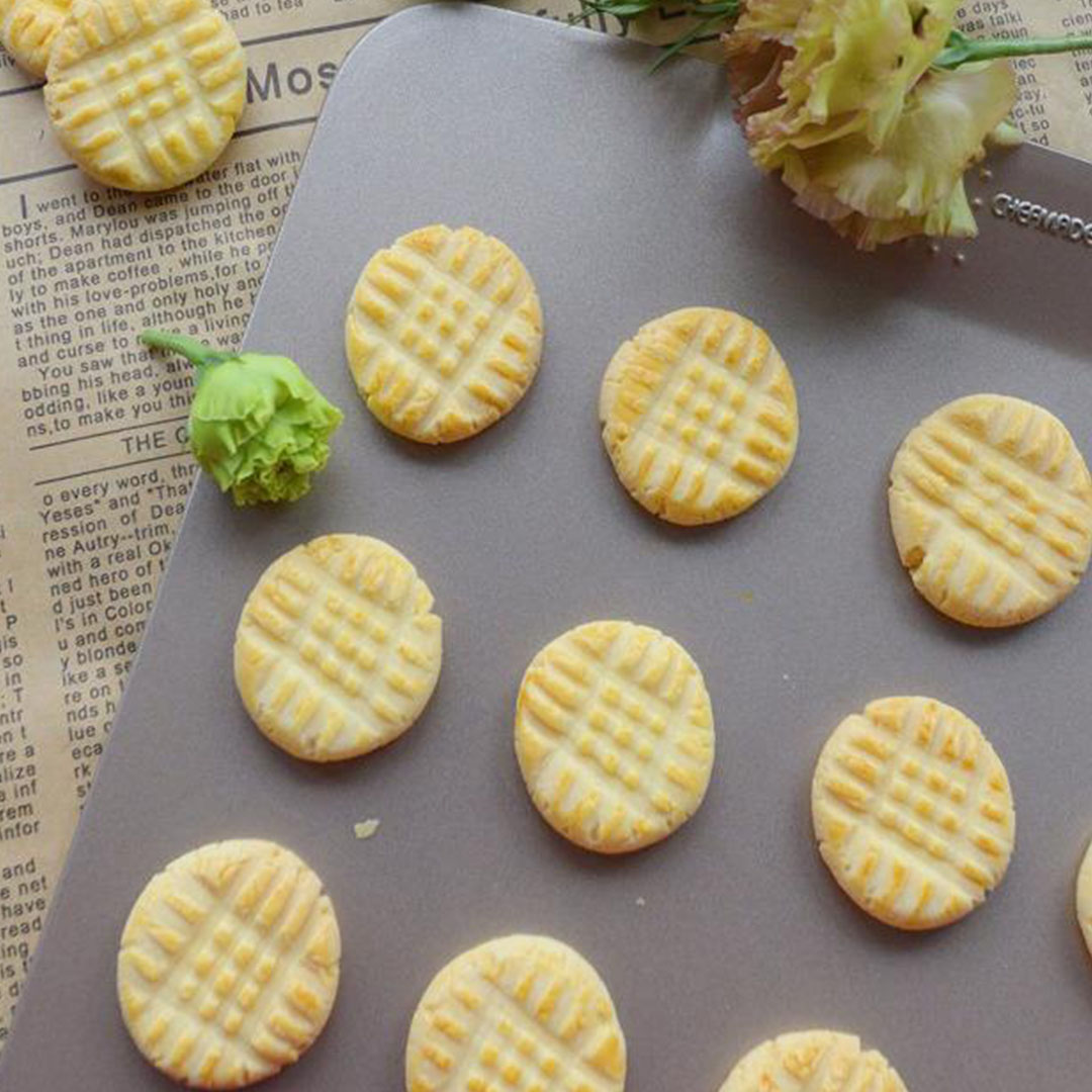 The perfect cookies start with the perfect #cookie sheets 🍪🍪 #baking #cookies