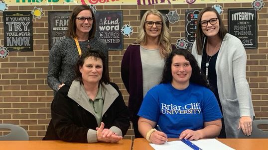 NeGirlsFPForum's tweet photo. 🥎 🖊 Congratulations to @QuakesRussell 2020 @Samiantha014 who signed with @bcuchargers to continue her academic and softball career!!!!!
#Signed
#NEQuakesSB
@QuakesRecruit https://t.co/gEO6317AAW