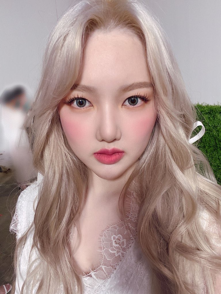 GFRIEND_moe's tweet photo. イェリンおんに！
胃腸炎なんて、、、🥺
早くよくなってね😌💗🍀

ビジュアルやばすぎです
どこのお姫様ですか？ https://t.co/aLctZz7nIX