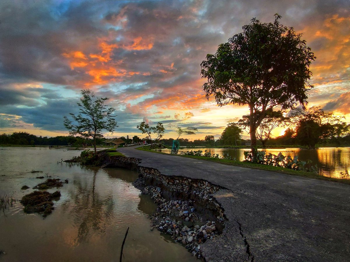 NibedanPathak's tweet photo. Assam, Floods and Community Fishing. 

#AssamFloods #Assam #SunsetTrip #sunsets #asus5z https://t.co/bYmDiY6Iku