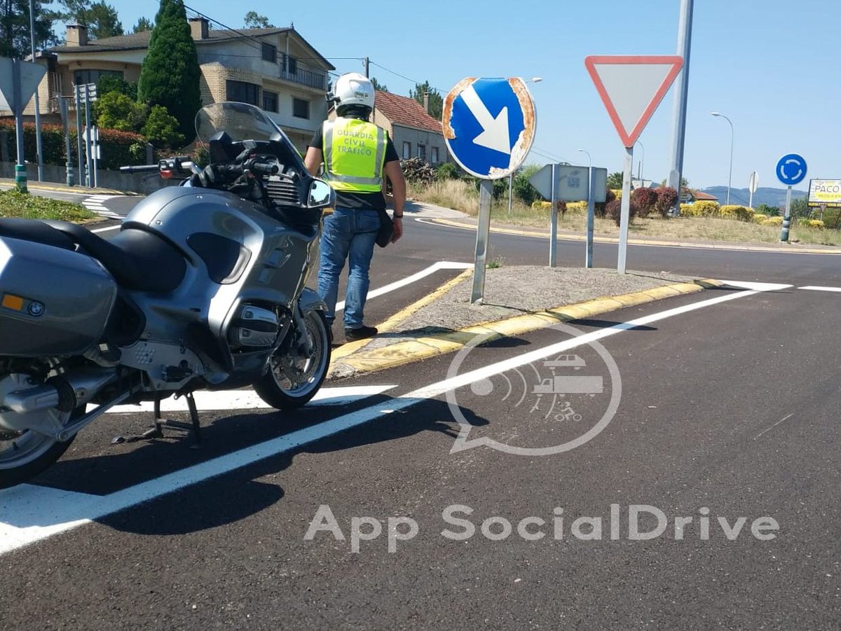 SocialDrive_es's tweet photo. Motos camufladas de la DGT. La verdad lleva tiempo

🏍️ Honda ST 1300 Negra 
🏍️ BMW R1150 RT gris (JZR)

📍 Pontevedra. PO-308; PO-250; PO-400
Actualmente en Raxó

👮‍♂️ De paisano

💰 Ya multan

📹 Cámara en el lateral del casco

+ info @autopista_es ➡️  https://t.co/sdQEkAl9Ex https://t.co/1qB5CqKsVt