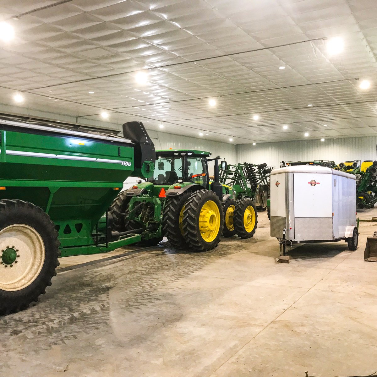 LesterBuildings's tweet photo. We've built the structures that become the very heart of agricultural operations: maintenance shops, insulated shops, machine and equipment storage, or whatever your operation needs. #LesterBuildings #polebarn #polebarnbuildings #farmbuildings #agbuildings Project # 605561 https://t.co/lkeEsHSjjY