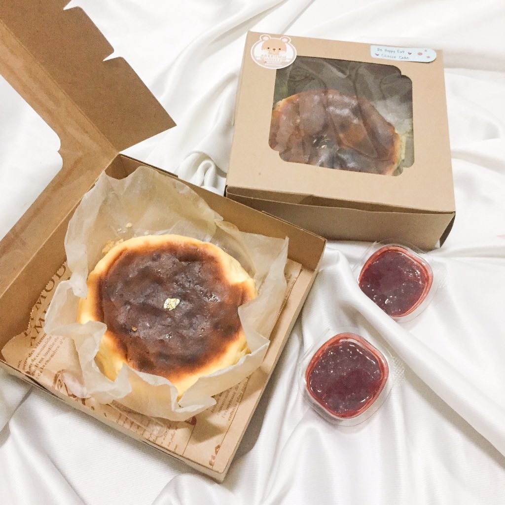 mumhuki's tweet photo. Basque Cheesecake 🧀 ร้าน อา-บราวน์-เฮาส์ อร่อยมากกกก ร้านเพื่อนเค้าเอง หอมชีสแบบเย้ายวนสุดๆ เนื้อนุ่มลมุนลิ้นกินคู่แยมสตอเบอร์รี่ยิ่งอร่อย จะบอกว่าแยมนี่แฮนเมดนะงับ อยู่ที่ไหนก็สั่งได้นะ มีส่งแบบemsด้วยภายในกทม ส่งเช้าได้เย็น พิกัดแปะไว้ด้านล่างนะ #อร่อยบอกต่อ #อร่อยจนต้องรีวิว https://t.co/0W0i3GiP20