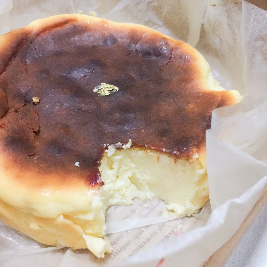 mumhuki's tweet photo. Basque Cheesecake 🧀 ร้าน อา-บราวน์-เฮาส์ อร่อยมากกกก ร้านเพื่อนเค้าเอง หอมชีสแบบเย้ายวนสุดๆ เนื้อนุ่มลมุนลิ้นกินคู่แยมสตอเบอร์รี่ยิ่งอร่อย จะบอกว่าแยมนี่แฮนเมดนะงับ อยู่ที่ไหนก็สั่งได้นะ มีส่งแบบemsด้วยภายในกทม ส่งเช้าได้เย็น พิกัดแปะไว้ด้านล่างนะ #อร่อยบอกต่อ #อร่อยจนต้องรีวิว https://t.co/0W0i3GiP20