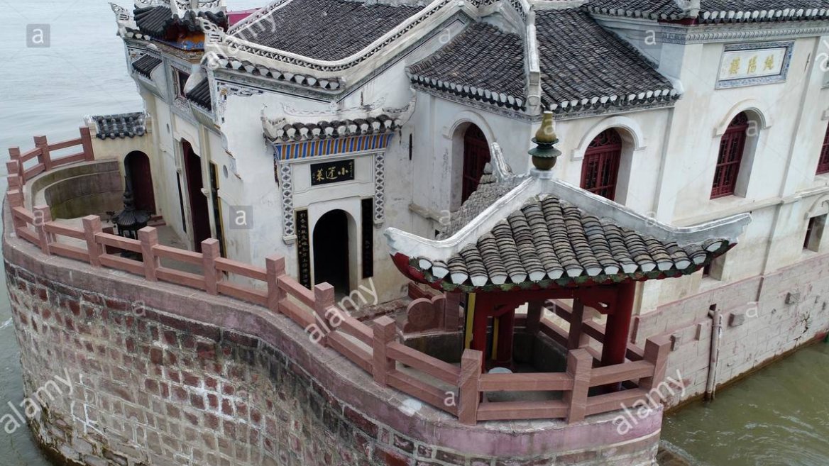  #ThreeGorgesDam #Yangtze  #ChinaFlooding.... " Guanyin Pavilion in Ezhou, Hubei, the only building in the Yangtze River. With nearly 800 years of history " ...Reference Images for height of flood waters: