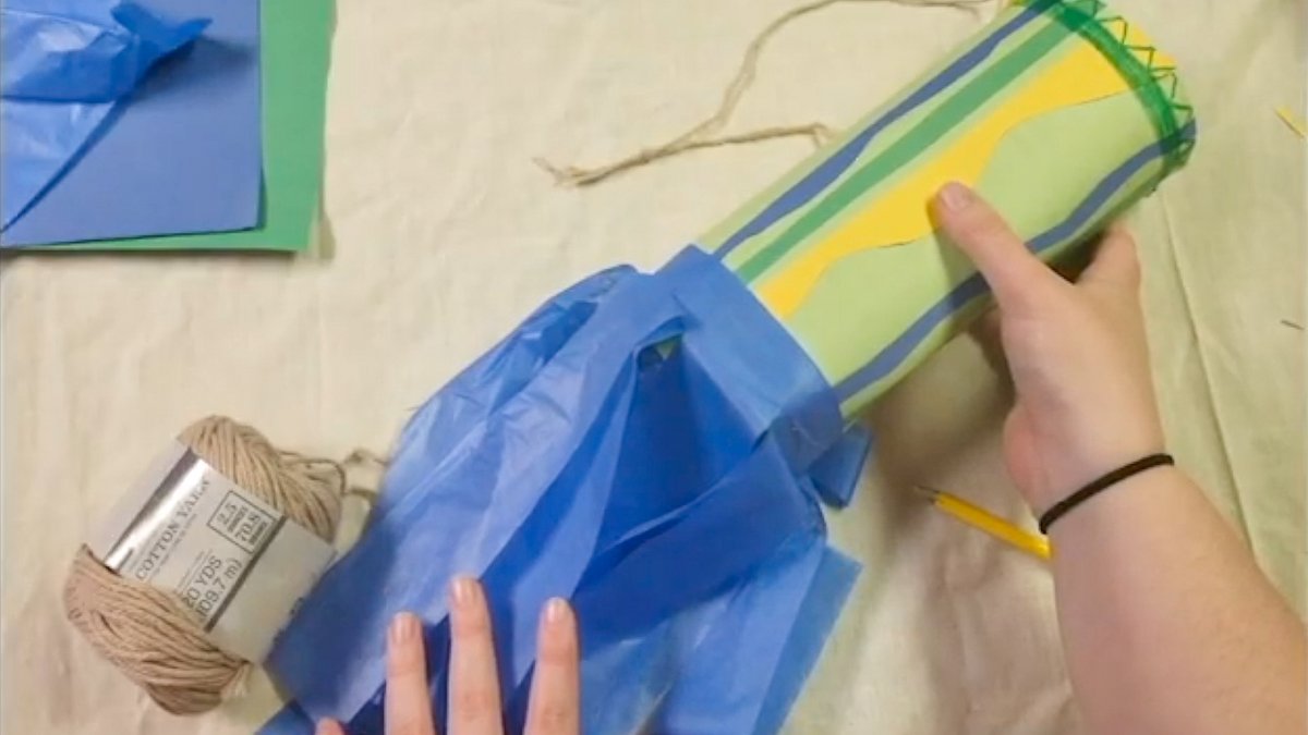 AtownArtMuseum's tweet image. This week on #ArteEnEspañol, the @lvimmersionPreK
 reads &quot;Oso Bajo El Sol&quot; and the @AtownArtMuseum teaches how to make windsocks. #AAMatHome

Arte en Español is made possible by @PBS39Channel &amp;amp; the Century Fund: youtu.be/C5orUcFgnvo