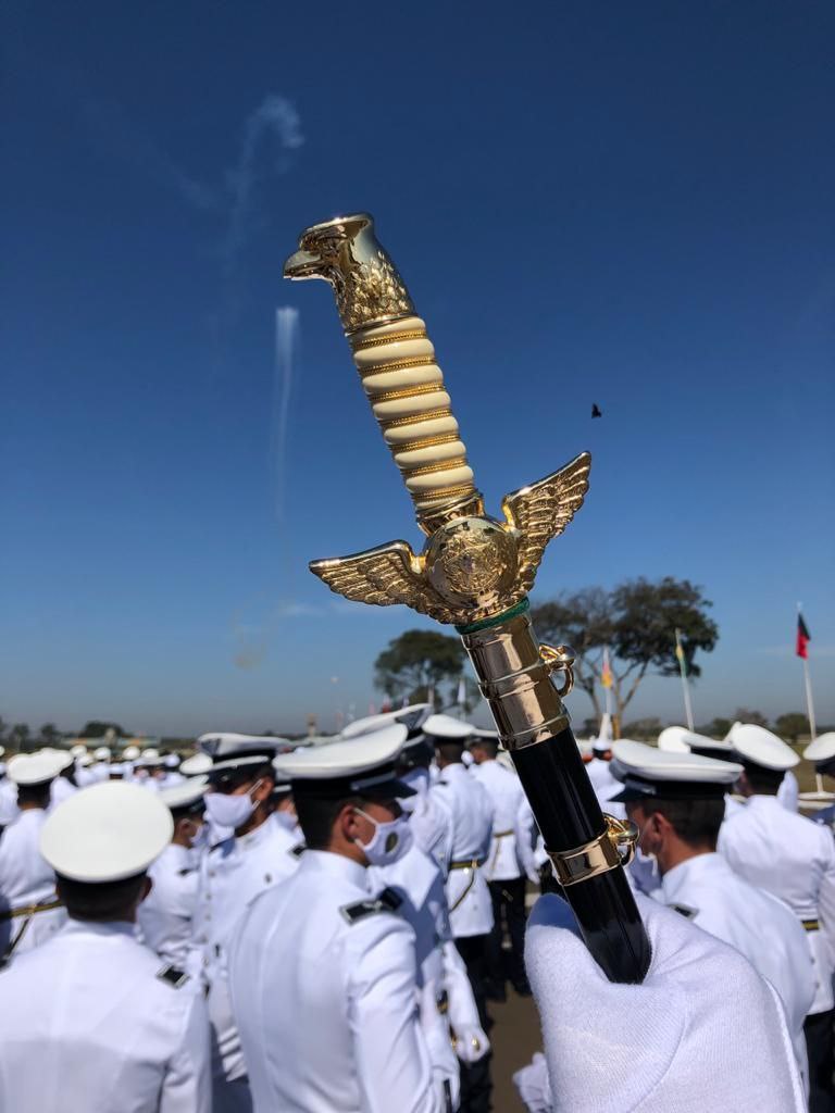 afamilitar's tweet photo. Essas imagens repetiram-se por várias vezes durante a Cerimônia de Entrega de Espadins à Turma Orthrus.
Espadim em punho e @eda_oficial
#querosercadete #Espadim #AFA #EDA #FAB #Dimensão22
📸: Sargento Gaedke e Cadetes Aviadores Taycon e Aukar. https://t.co/iXwkK7EQO9