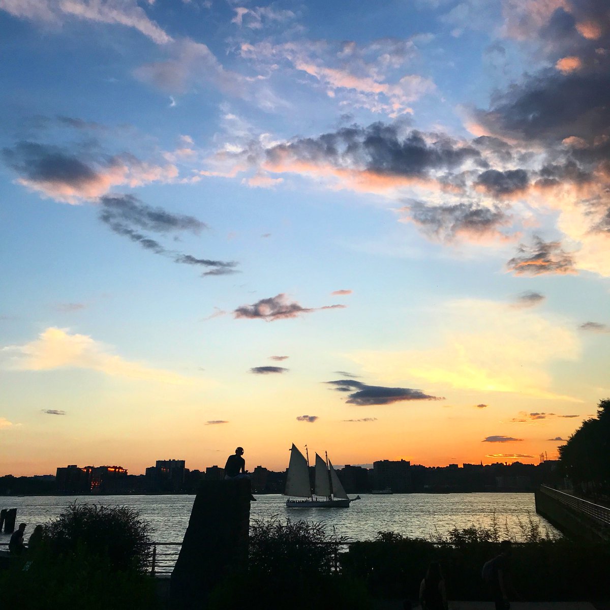 Manhattan - good medicine at sunset.
*
*
*
#citysunset #hudsonriverpark #riversidepark #hudsonriver #sailing⛵️ #sunsetinthecity #meditations #endofday #timetochill #findingpeace #newyorkcity #walkyourcity #nycbridgewalking #summerinthecity