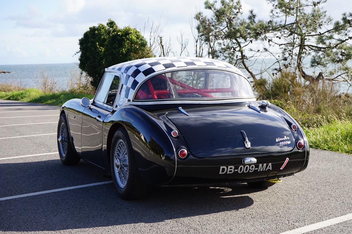 ClassicRacingAd's tweet photo. Vends AUSTIN-HEALEY BT7 3000 MK1 de 1960. CG collection. Passeport FIA PTH. Historique connu. Moteur 3l préparé, carrosserie entièrement restaurée depuis châssis en 2018 (65 000€ de factures).
#AustinHealey #AustinHealey3000 #3000Mk1 #CRads
https://t.co/tcFMPKmXRY https://t.co/fCbroEotKj