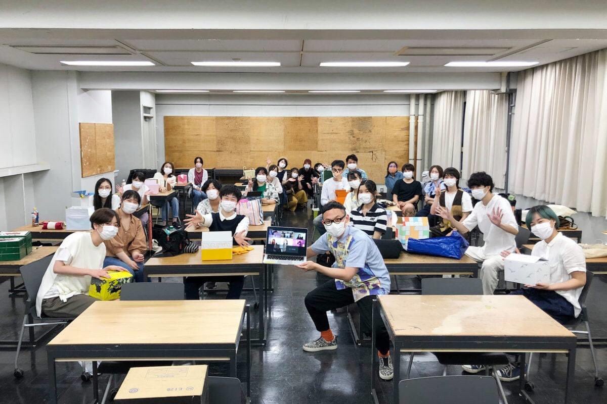 今年から非常勤講師を務めている武蔵野美術大学 空間演出デザイン学科での全8回の実技授業が終了しました。
基本的にはオンライン授業で進行し、最終講評はオンラインと対面を合わせた形式で行いました。よく見ると角田はパソコン画面の中に居ますw学生のみなさん、お疲れ&amp;ありがとうございました！