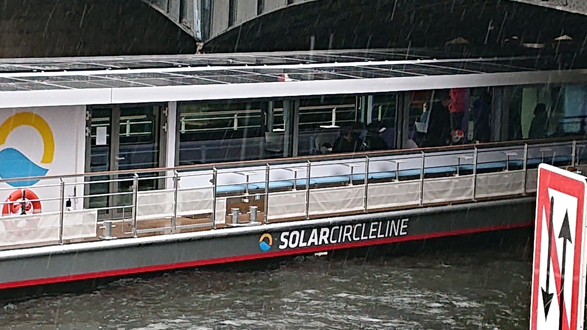 otto_direkt's tweet photo. Fährt auch bei Regen 😊
Mit dem #Solarboot auf der Spree.
#SunCat #SternundKreis
@RamonaPop @GrueneFraktionB https://t.co/zWogY472kd