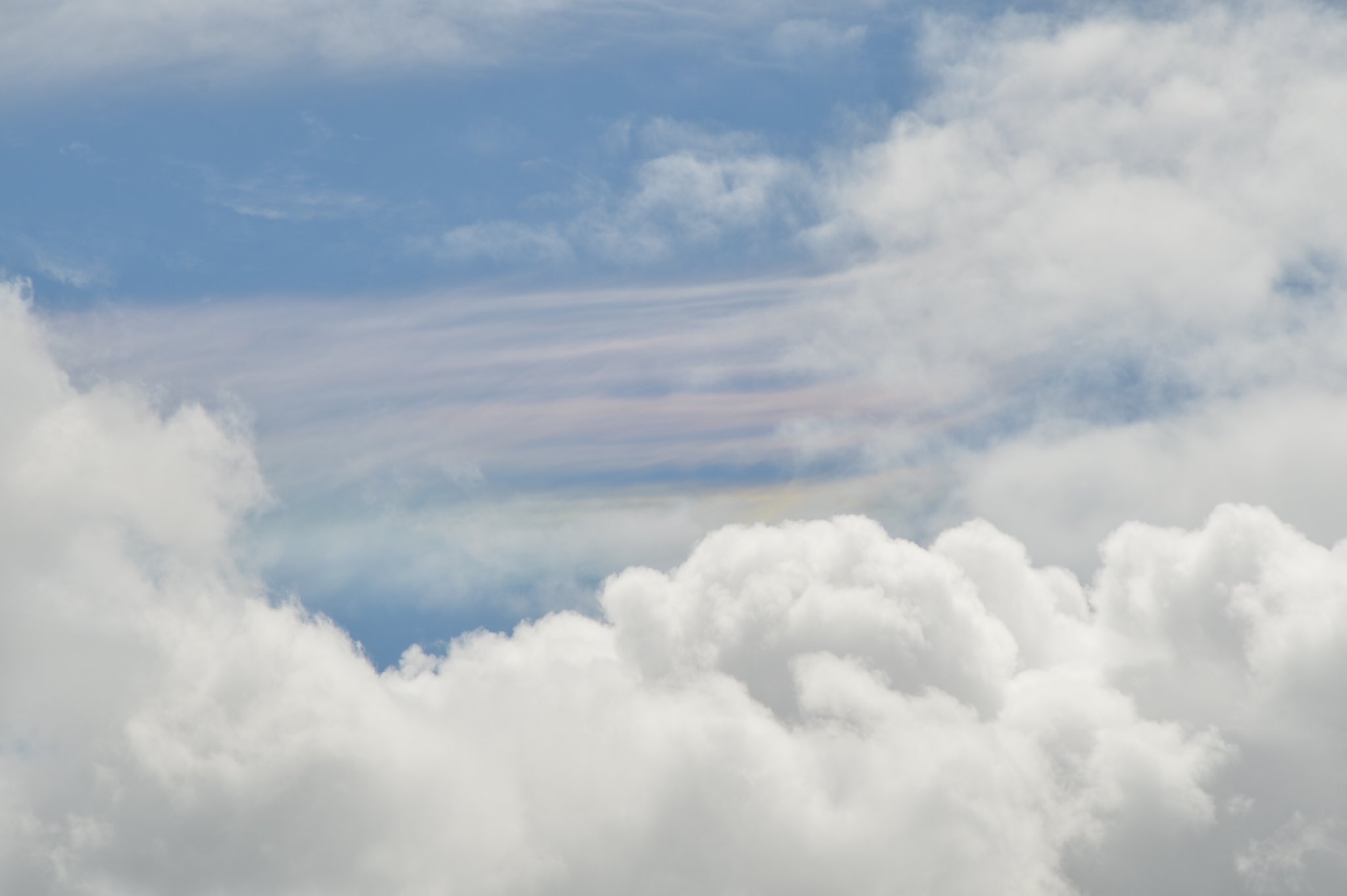 38 今日のお昼にみた謎の雲 白い雲の中にピンクと黄色の雲 初めてみた何故ここだけに色がつくのか 可愛いのに謎 良く有ることなのか 夏の雲 謎の雲 可愛い 謎 初めてみた T Co 42vbbzqnks Twitter