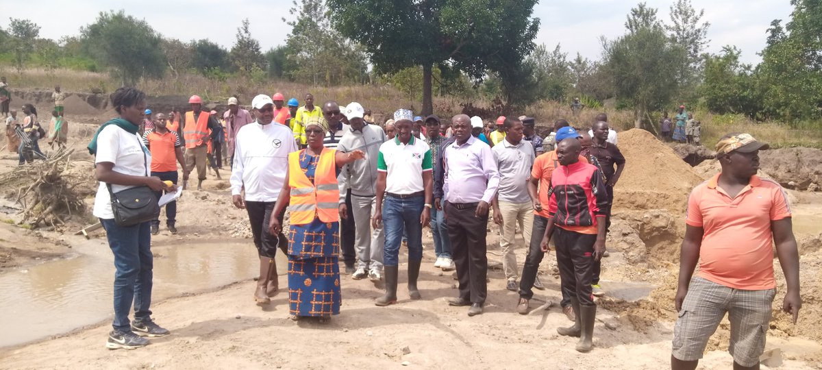 BuhumuzaProvinc's tweet photo. #Burundi Umushikiranganji w'ibidukikije ,uburimyi n'ubworozi Dr @DRurema yaramutse agendera ama koperative afyatura akongera agaturira amatafari hamwe nay'abacukura umusenyi arabako bakorera mu mategeko muri komine #Muyinga k'umisozi ya #Burima na #Mwurire.
@BMineagrie https://t.co/HWGopEOD18