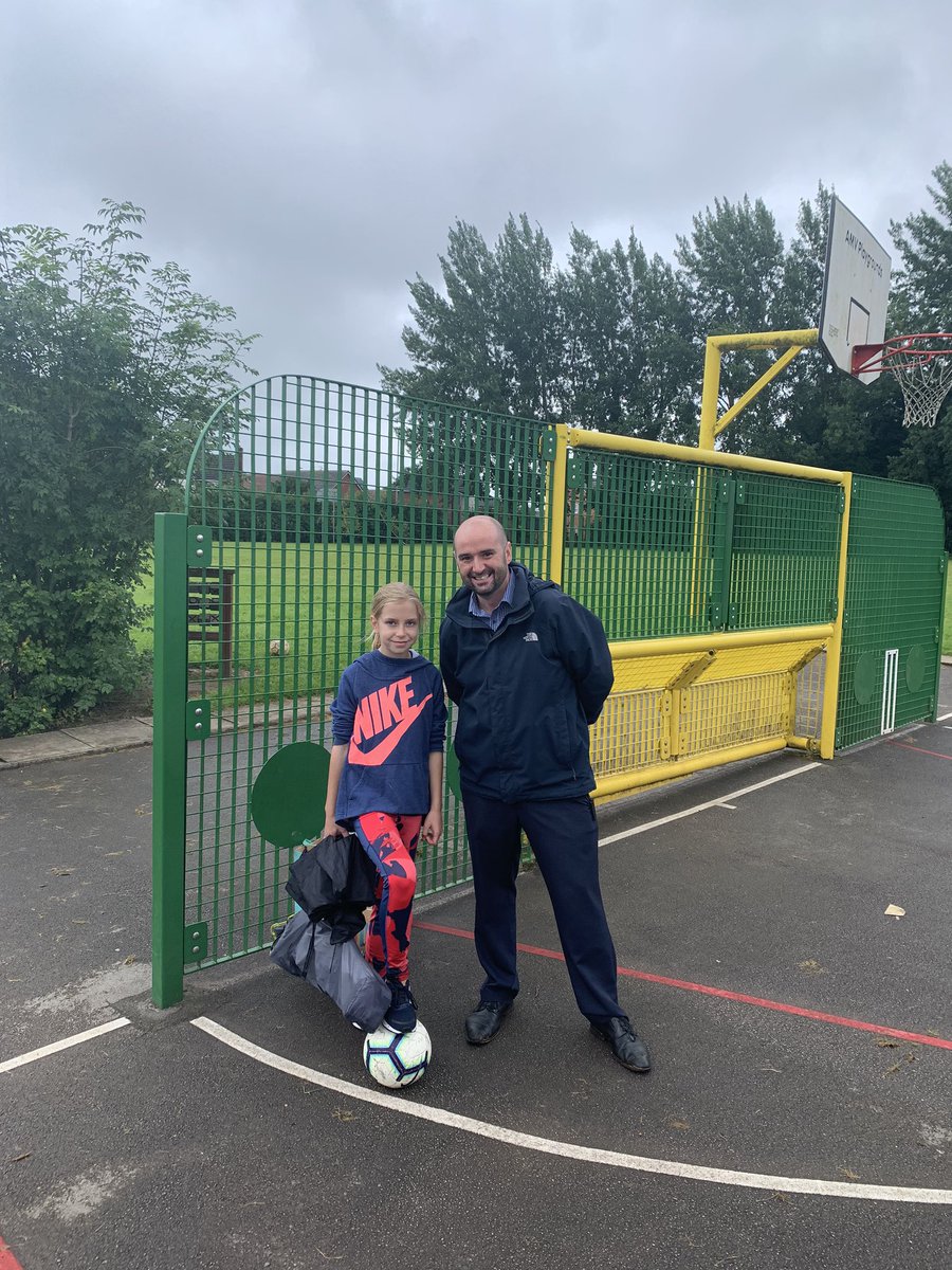 SmithClaireJane's tweet photo. @AmbroseBarlow thank you for the picnic today for yr 6 & for yesterday’s reception picnic. Some lovely pics taken for Emma’s memory box inc this one! #lastweekinschool #best7years https://t.co/CsqJ6gHMun