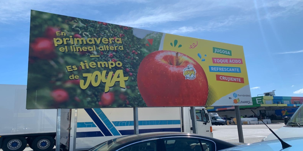 SomosMINT's tweet photo. 🍎 Joya® is a new apple variety to the Spanish market. Juicy, crunchy, tasty… very exciting! Despite having to change our activation plan due to #covid19, we managed to engage successfully with the trade. And sales rocketed! #apple #trademarketing #wholesalers #grocers https://t.co/aRnn1PI5S7