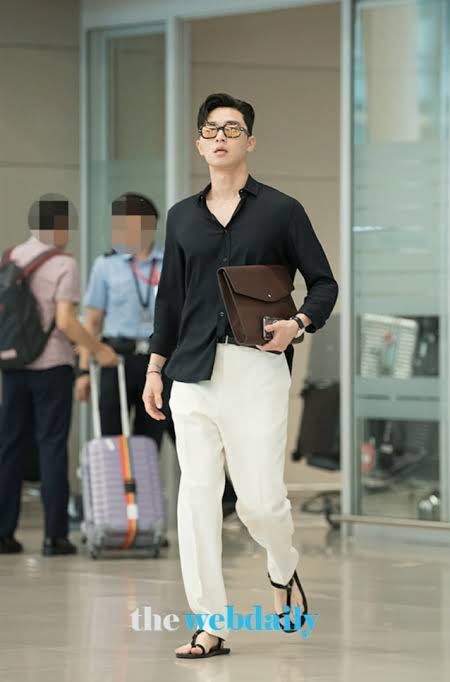 サクラ パクソジュン 親に反対されるも努力して俳優 の夢を叶え今やスターに 演技上手 キス上手 高身長 185 顔が豆くらい小さい 人望しかない 事務所の人にも愛さる 謙虚で優しい ときて だけど私服 はめちゃくちゃダサい みたいなオチがある