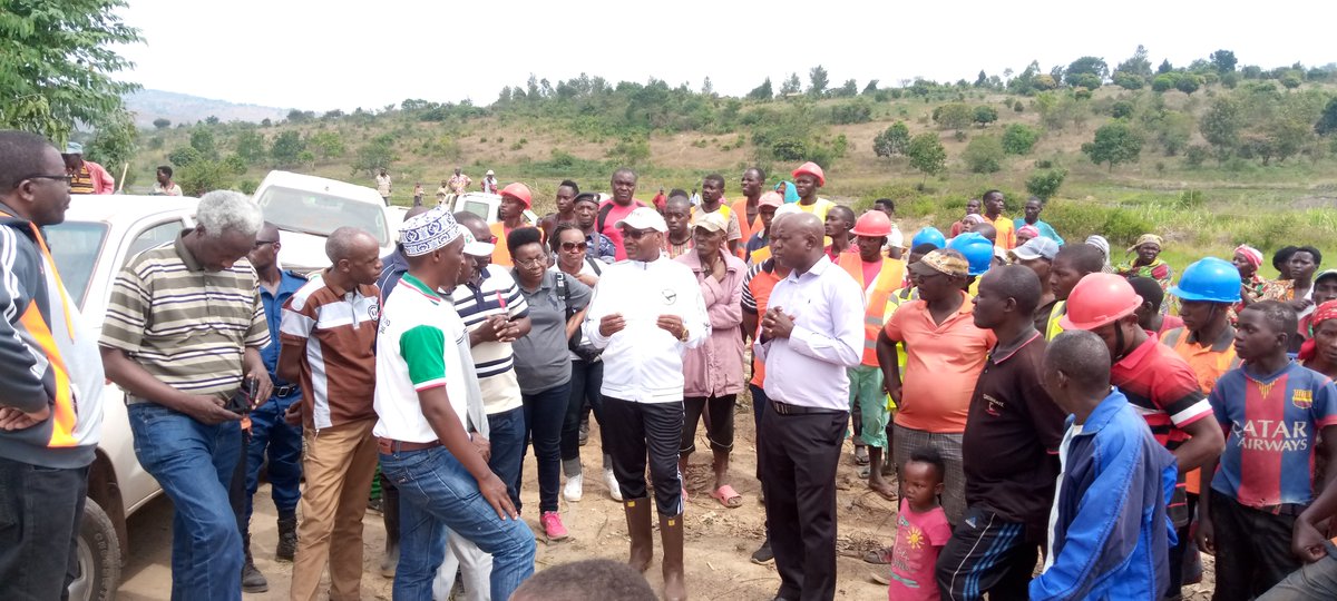 BuhumuzaProvinc's tweet photo. #Burundi Umushikiranganji w'ibidukikije ,uburimyi n'ubworozi Dr @DRurema yaramutse agendera ama koperative afyatura akongera agaturira amatafari hamwe nay'abacukura umusenyi arabako bakorera mu mategeko muri komine #Muyinga k'umisozi ya #Burima na #Mwurire.
@BMineagrie https://t.co/HWGopEOD18