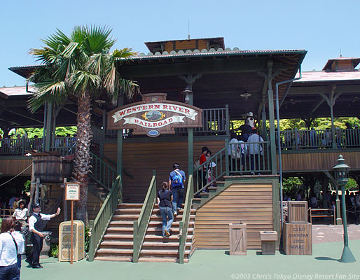 Étrangeté bis, la gare (unique donc !) se situe dans Adventureland, au-dessus du quai de Jungle Cruise. Mais malgré les contraintes de place, le railroad circule le long de Splash Mountain, Big Thunder Mountain, et offre de tres belles vues sur les rives du lac, peuplée d’indiens