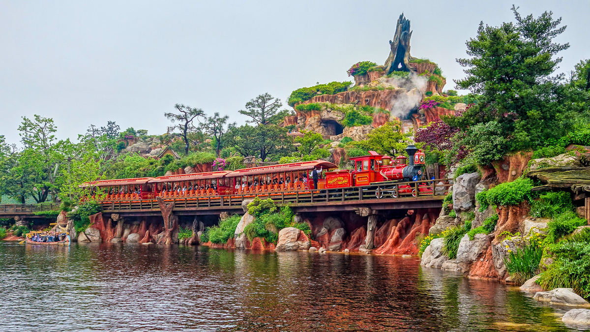 Étrangeté bis, la gare (unique donc !) se situe dans Adventureland, au-dessus du quai de Jungle Cruise. Mais malgré les contraintes de place, le railroad circule le long de Splash Mountain, Big Thunder Mountain, et offre de tres belles vues sur les rives du lac, peuplée d’indiens