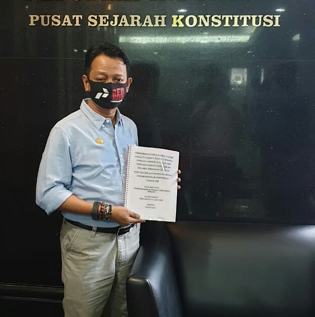 FSPPB_Official's tweet photo. Ketika ada langkah inskonstitusional yang kami amati telah diambil oleh para pihak, maka kami bergerak untuk menghentikannya secara Konstitusional sesuai amanah Konstitusi.

https://t.co/1JMIheBWgB

#savepertamina

Bantu kami dengan mengisi petisi ini : https://t.co/EodjLCw9s2 https://t.co/Rui3yv9dEe