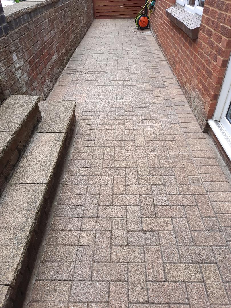 kevin_oaten's tweet photo. 30 year old moss covered block paving cleaned, finished job  dodging the rain showers, customer very pleased😀 https://t.co/CWS5WcqkqZ