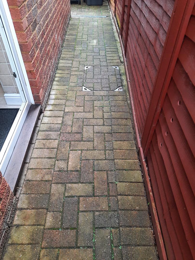 kevin_oaten's tweet photo. 30 year old moss covered block paving cleaned, finished job  dodging the rain showers, customer very pleased😀 https://t.co/CWS5WcqkqZ