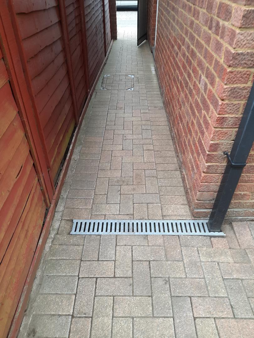 kevin_oaten's tweet photo. 30 year old moss covered block paving cleaned, finished job  dodging the rain showers, customer very pleased😀 https://t.co/CWS5WcqkqZ