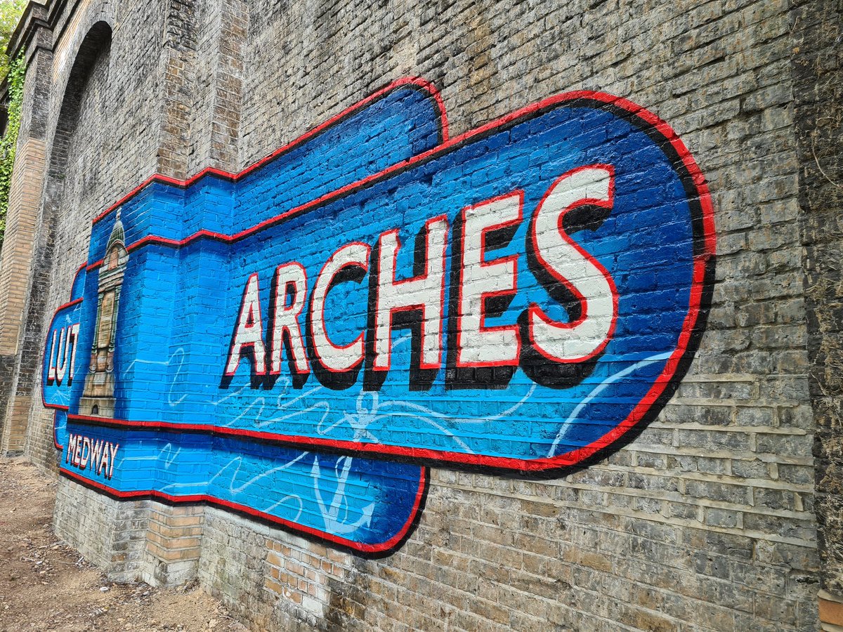 ArchesLocal's tweet photo. Big thanks to @NetworkRailSE and special thanks to @lionel_stanhope been fantastic watching you create the #mural at #LutonArches this week which we will treasure for years to come #BigLocal #Community #Art #Medway https://t.co/DrHAMc1f0R