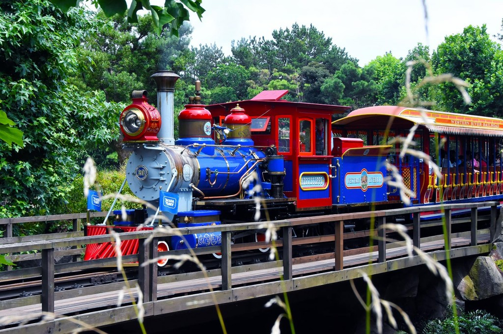 Les 4 trains ont été conçus par Imagineering et sont baptisés de noms de rivières américaines (enfin un peu de cohérence !) : Mississippi, Missouri, Rio Grande et Colorado.