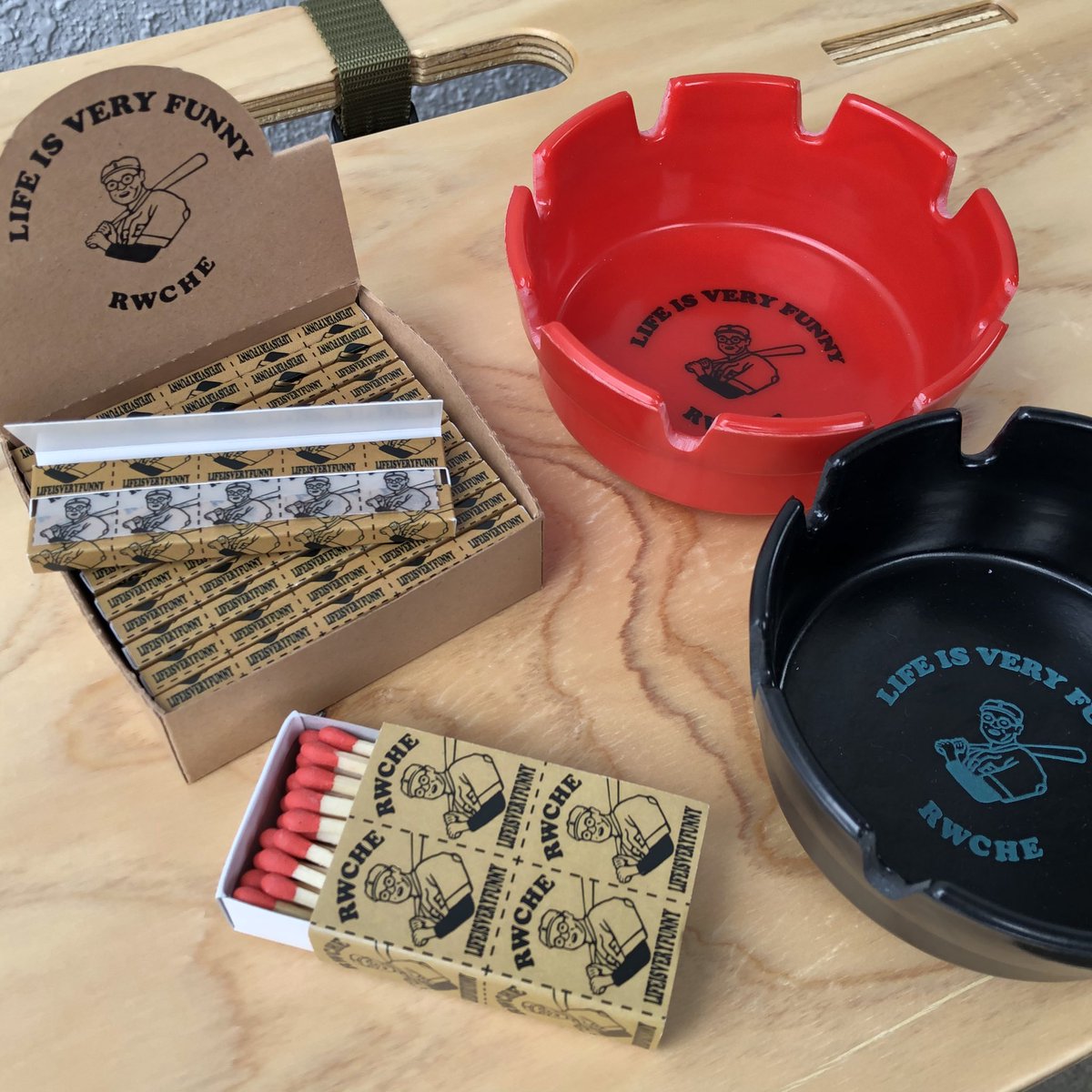 Meguru Rwcheから チュパカブラ刺繍のcapに オリジナルプリントの灰皿 マッチ 巻紙に 定番のボウリング柄のソックスが入荷しております T Co Dk7mqp48u6 Rwche ローチ