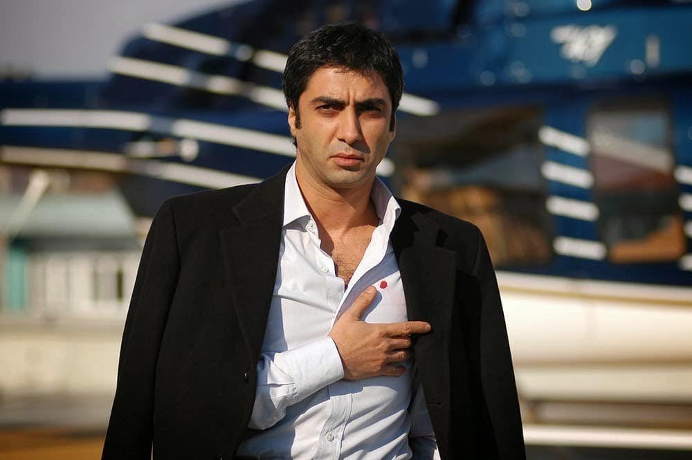 Başka yerde arama;
Bak, göğsümde izin var...