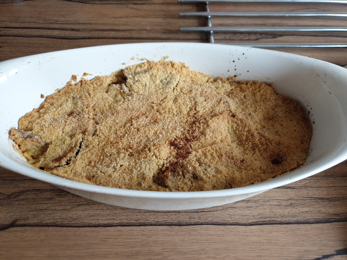 LauraOC_AXS's tweet photo. Looking forward to eating pear crumble later. Needed to make a little more crumble but aw well. The cinnamon and brown sugar on top smell amazing. Easiest reciepe ever!
#pearcrumble #baking #homemade https://t.co/vHWJnhcPnG