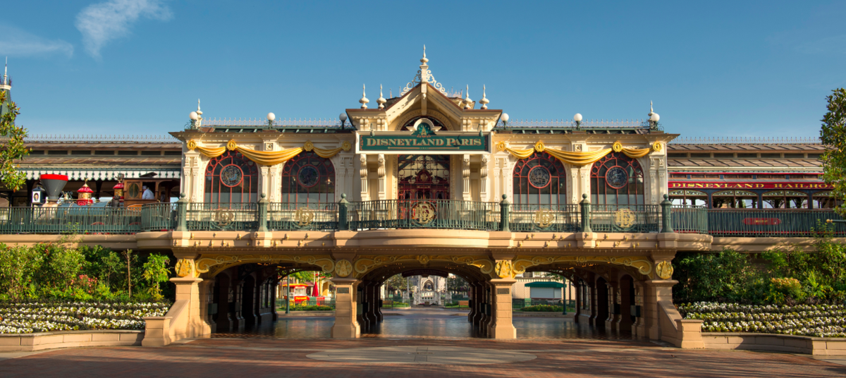 En 92, pour le parc parisien, on repart sur un railroad classique desservant les différents lands du parc. La particularité ici, c’est que le Disneyland Hotel marque l’entrée du parc, la gare de Main Street n’étant plus le point focal pour les visiteurs arrivant à DLP.