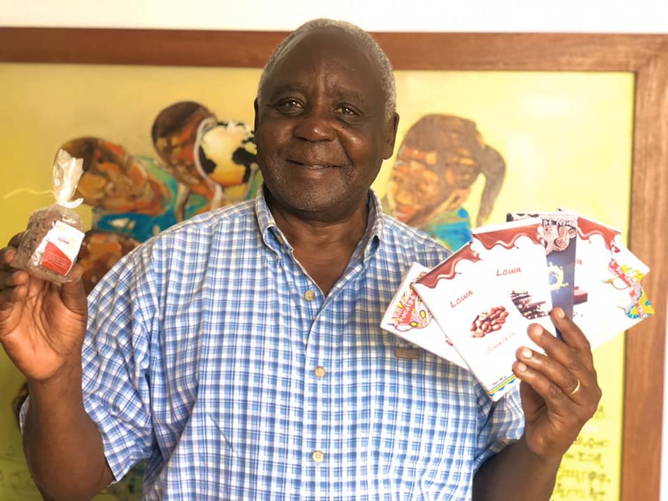 askanpreneur's tweet photo. Du chocolat 🍫 made in Congo 🇨🇩, fabriqué à Goma. Une initiative du congolais Alexis Kalinda avec son entreprise familiale Lowa, qui cultive du Cacao à Walikale, dans la province du Nord-Kivu en RDC. 

Bravo Mr KALINDA 👏🏾 https://t.co/LTe6moNn8B