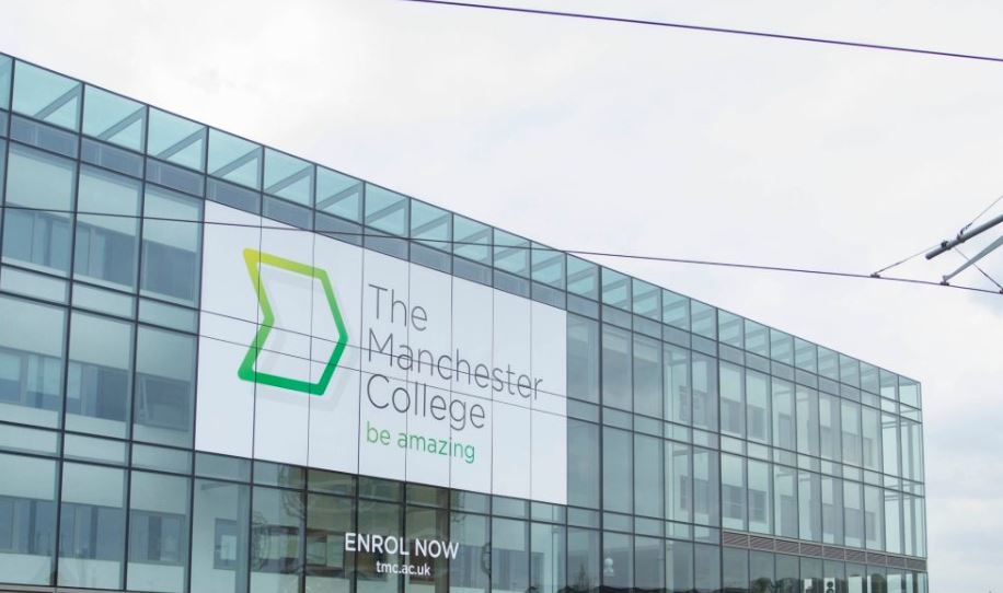 PeteJamiesonDWP's tweet photo. Colleagues in #Wythenshawe have teamed up with @TheMcrCollege to deliver a #sectorbased work academy for #Warehouse operatives. We have employers @ArthouseLtd @YodelOnline @BookerCatering #GlobalFLT all on hand to support this with many #vacancies to fill #skillstomeetdemand π https://t.co/jVanazge2B