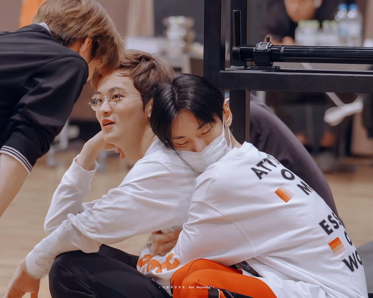 ‘ทำไมกับพี่โดยองให้กอดได้อะ’
‘ก็พี่โดยองไม่ได้จ้องจะหอมแก้มเหมือนแก’