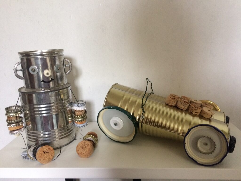 FLPoembsen's tweet photo. Bastelworkshop: Blechfiguren 
Ihr braucht verschiedene Blechdosen, Kronkorken, Blechdeckel, kleine Schrauben, Unterlegscheiben, kleine Metallteile, eigentlich alles was vielleicht sind beim letzten Möbelaufbau an Kleinteilen und Schrauben übriggeblieben is https://t.co/5oiLgMLAkS https://t.co/RjLEiKEdyP