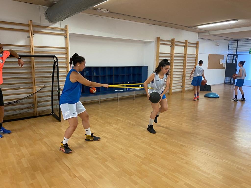 Hoy en nuestro SUMMER WORKOUT seguimos trabajando para ser nuestra mejor versión como jugadoras...¡porque la actitud también se entrena ! En el bloque técnico y físico las paradas han sido el elemento a trabajar. ¡Enhorabuena jugadoras y equipo técnico ! #beyourbestplayerversion